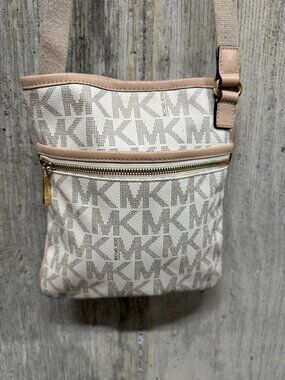 Michael Kors Jet Set Signature Logo Flat Crossbody Bag in Vanilla